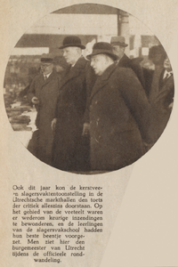 874637 Afbeelding van de officiële rondwandeling van burgemeester mr. dr. G.A.W. ter Pelkwijk over de Kerstvee- en ...
